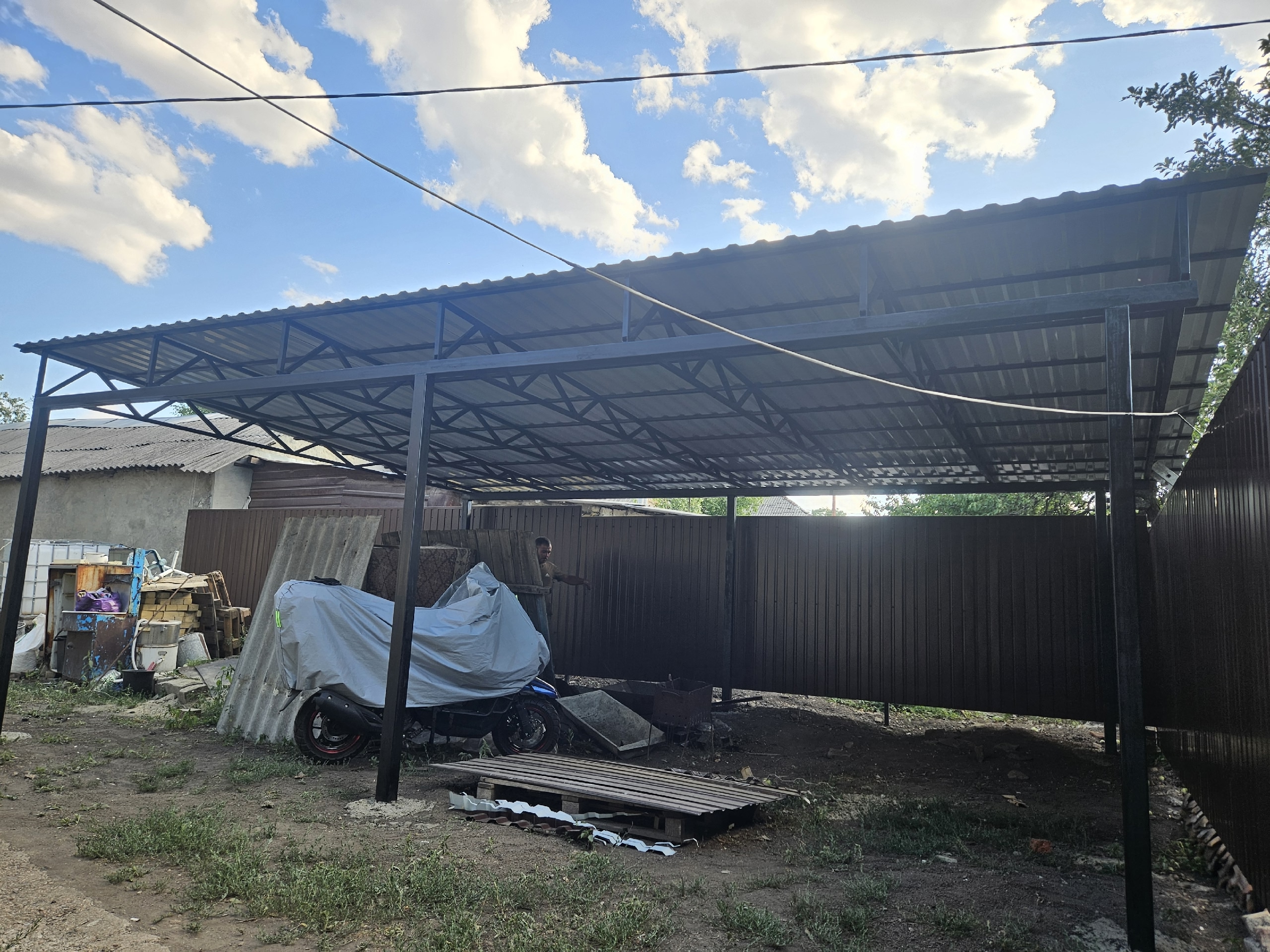 Навес на две машины из профнастила - монтаж в Луганске